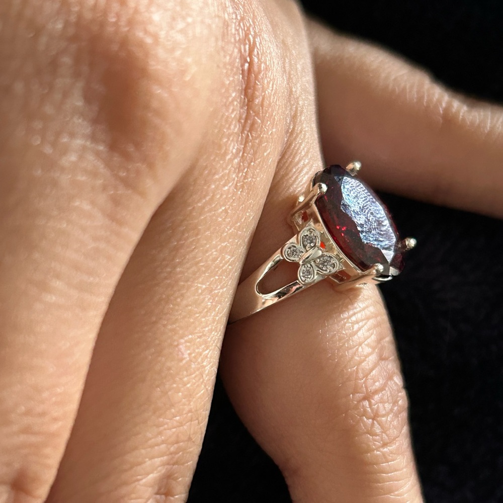 Red oval ring - Picture 3 of 6